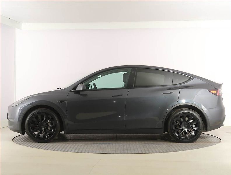 Tesla Model Y (2022) Long Range AWD 79kWh, SoH 89% - fotka 3 z 33
