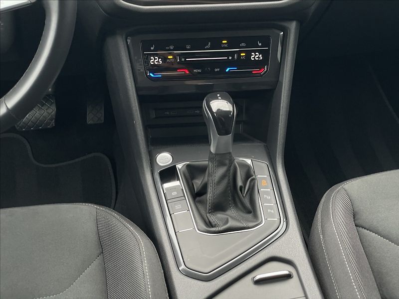 Volkswagen Tiguan 1,5 TSI DSG Elegance NAVI+LED - fotka 12 z 24