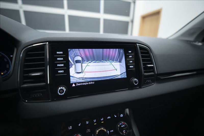 Škoda Karoq 2,0 TDI DSG 4x4 NAVI KAMERA ČR - fotka 30 z 40