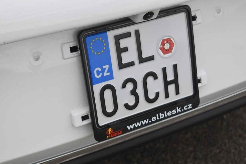 Na venkovských silnicích elektrický Pony stačí tempu okolního provozu