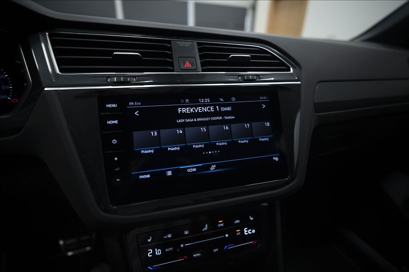 Volkswagen Tiguan 1,4 TSI DSG eHYBRID R-LINE ČR - fotka 34 z 46