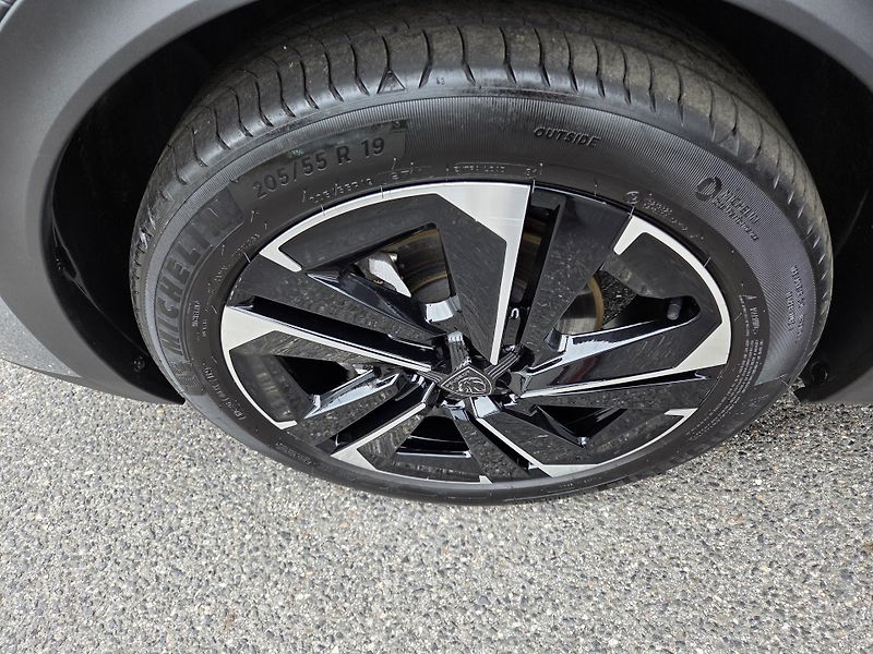 Peugeot 408 (2024) 1.2 PT 130 ALLURE EAT8 - fotka 27 z 29