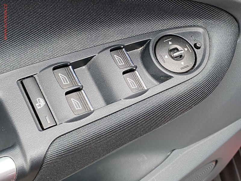 Ford C-MAX (2013) 2.0 TDCi, AT, xenon, autoAC - fotka 11 z 19