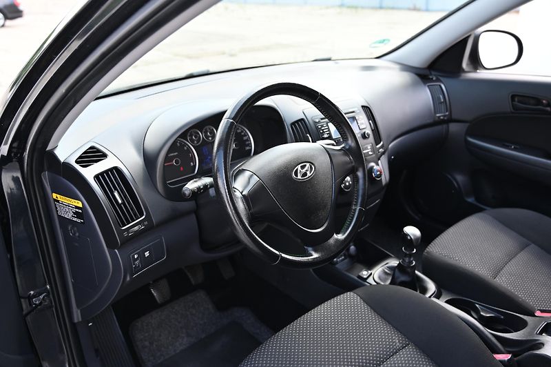 Hyundai i30 1.4 80KW Edition+  LPG 6/2010 - fotka 19 z 36