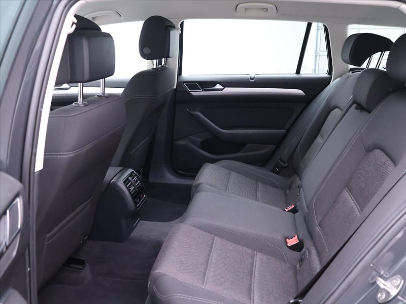 Volkswagen Passat 2,0 TDI 110kW DSG Comfort Navi - fotka 14 z 31