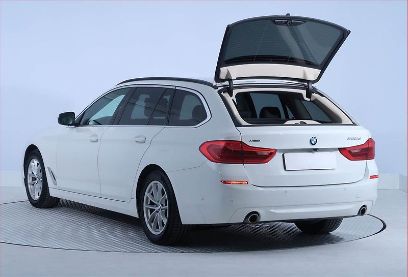 BMW Řada 5 (2018) 520d xDrive, 4X4, Automat - fotka 25 z 25
