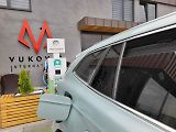 Roadtrip na Balkán: Bihač, dobíjení u supermarketu Crvena jabuka