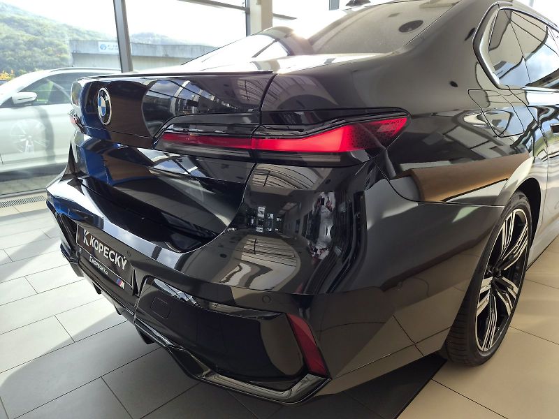 BMW Řada 7 740d xDrive - fotka 6 z 39