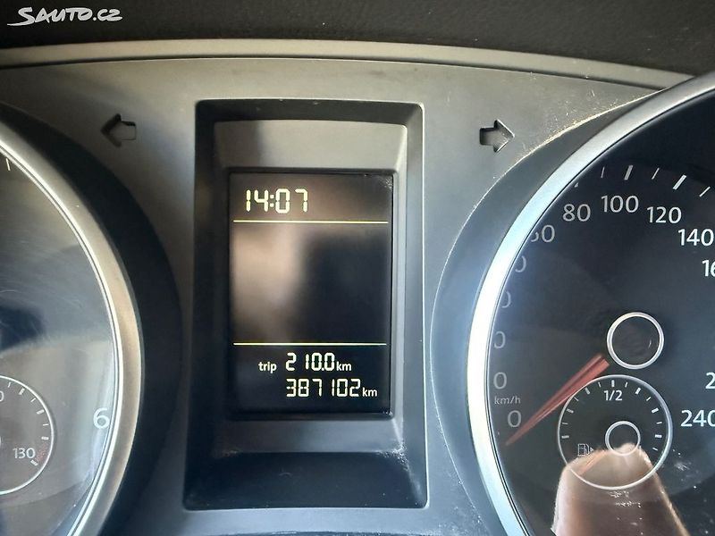 Volkswagen Golf (2010) 1.6TDI, 77kw Nová STK - fotka 16 z 20