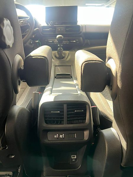 Opel Combo (2026) L2 Eleg.Pl. 1,5CDTi MT6-7 míst - fotka 18 z 27