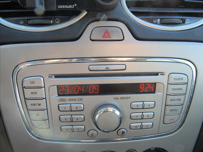Ford Focus 1,6 74kW Combi - fotka 16 z 24