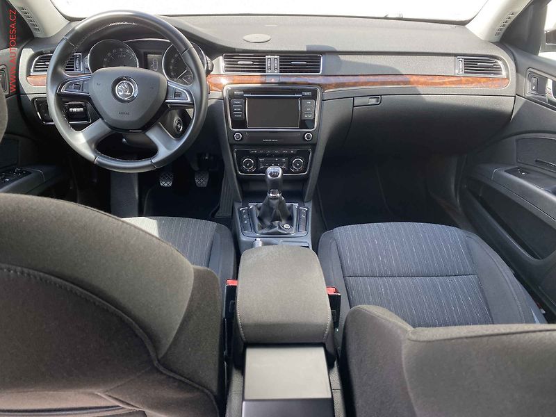 Škoda Superb (2015) 2.0TDi, ČR, AC, bixen, park - fotka 8 z 19