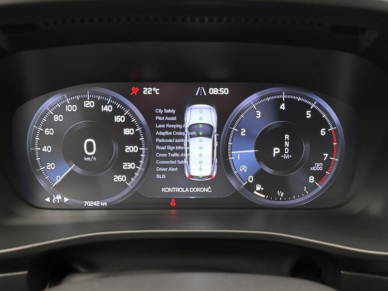 Volvo XC40 T3 MOMENTUM REZERVACE - fotka 16 z 47