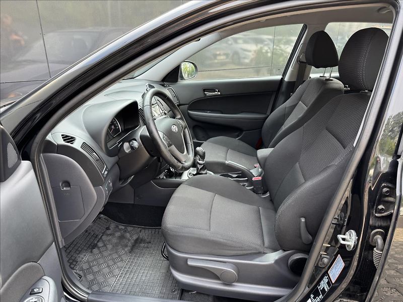 Hyundai i30 1,4 i Trikolor Plus ČR - fotka 10 z 26