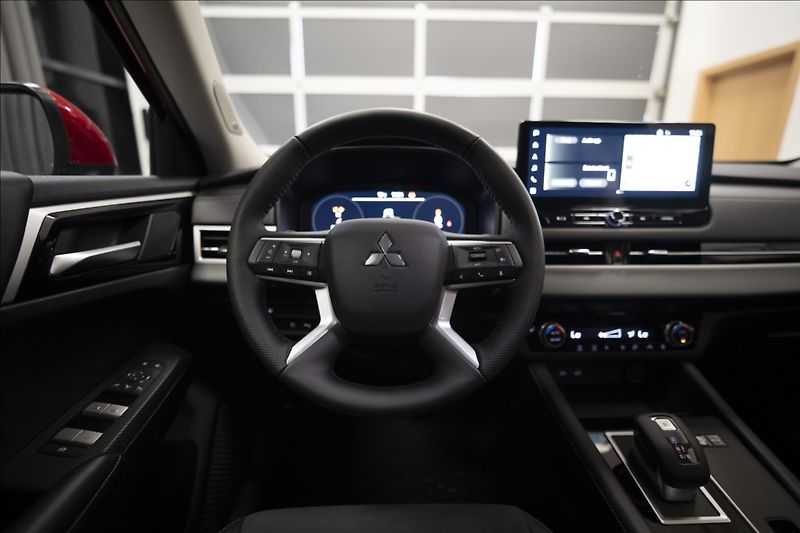 Mitsubishi Outlander 2,4 PHEV INVITE 1728 KM 2x ALU - fotka 17 z 44