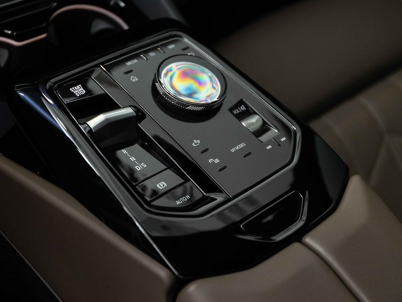 BMW Řada 5 540d xDrive Touring - fotka 17 z 23