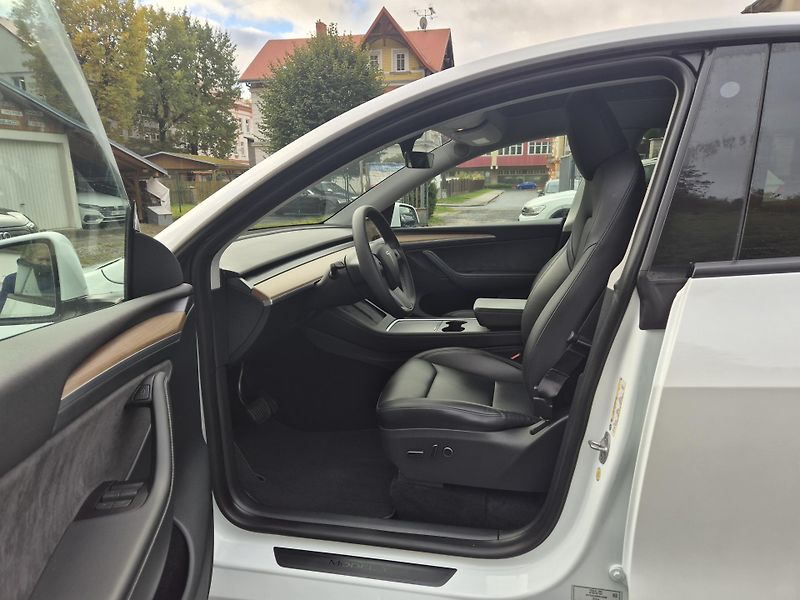 Tesla Model Y LONG RANGE DUAL MOTOR TZ 95,0% - fotka 11 z 49