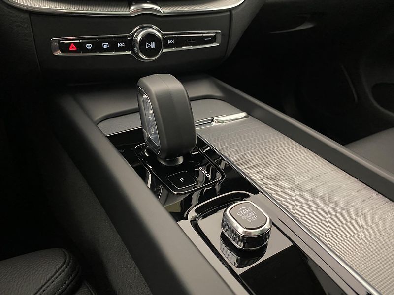 Volvo XC60 T8 AWD DARK PLUS REZERVACE - fotka 26 z 46