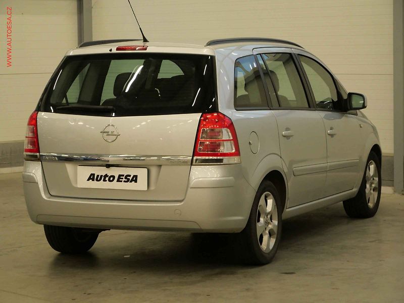 Opel Zafira (2012) 1.6i 7 míst, AC, park.asist - fotka 4 z 21