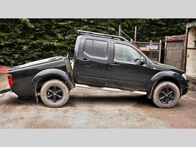 Fotografie poškozeného Nissanu Navara.