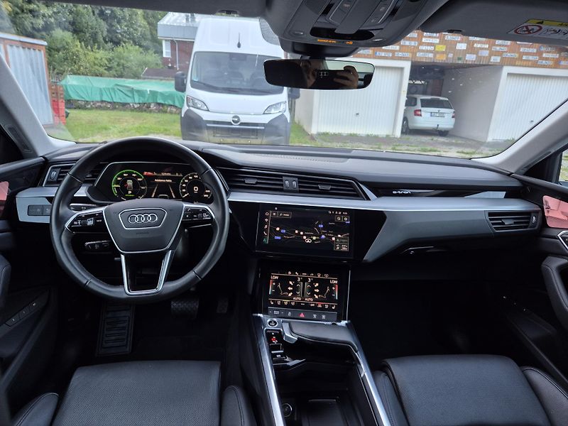 Audi e-tron SPORTBACK 300kw SOH 97,2% - fotka 10 z 45