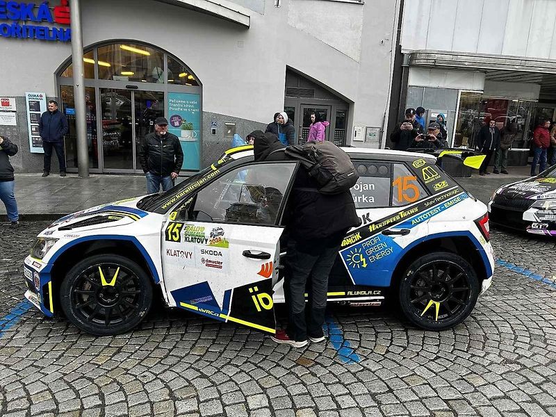 Tragédie, která se odehrála v rámci 58. ročníku Rallye Šumava, kdy po nehodě zemřela navigátorka Alena Krejčíková (41), nezasáhla jen příznivce rallye, ale její kamarády, jelikož byla na Klatovsku doma.