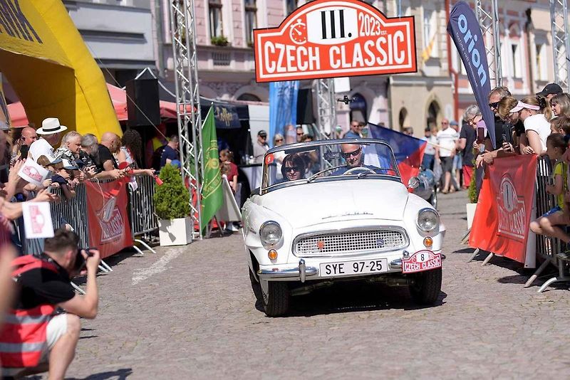 Krásný Jaguar z roku 1952 byl prvním vozem na trase.
