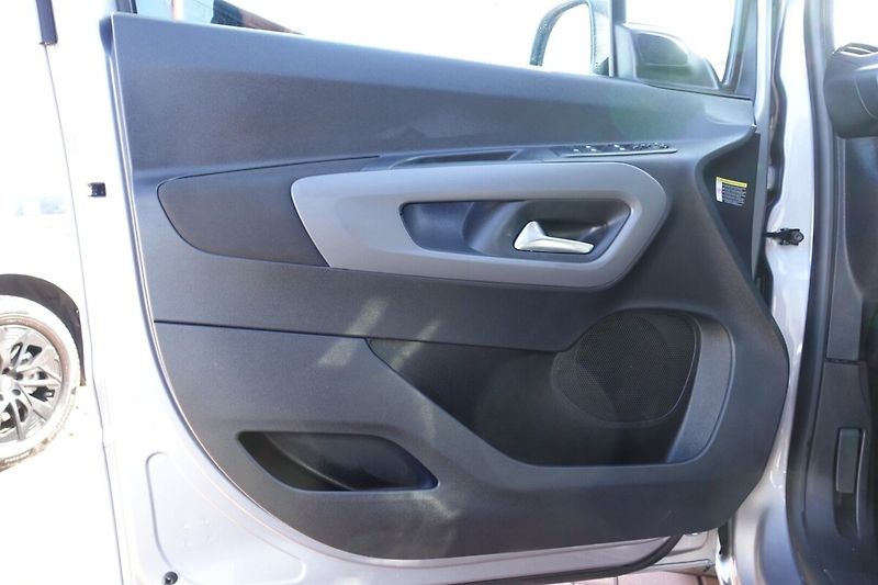 Toyota ProAce City Verso 1.5 D4-D 130 - 8 AT Family 7S - fotka 9 z 33