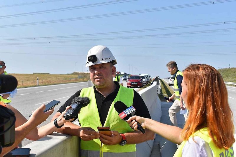 Nad hlavami řidičů se poprvé na D3 objevila v červeném kruhu číslice 150. Nyní se zde u Chotýčan instaluje nové dopravní značení pro zkušební provoz s nejvyšší dovolenou rychlostí 150 km/h. Začátek zkušebního provozu se plánuje na přelomu září a října.