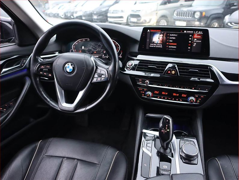 BMW Řada 5 (2019) Luxury Line 530d xDrive - fotka 7 z 24
