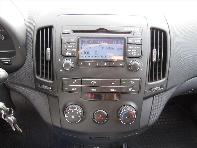 Hyundai i30 1,4 i 80kW Combi - fotka 15 z 27