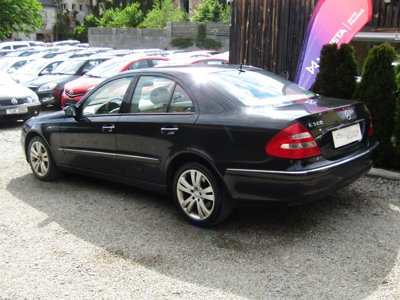 Mercedes-Benz Třídy E (2005) E 320 165kW AUTOMAT BEZ MĚCHŮ - fotka 5 z 35
