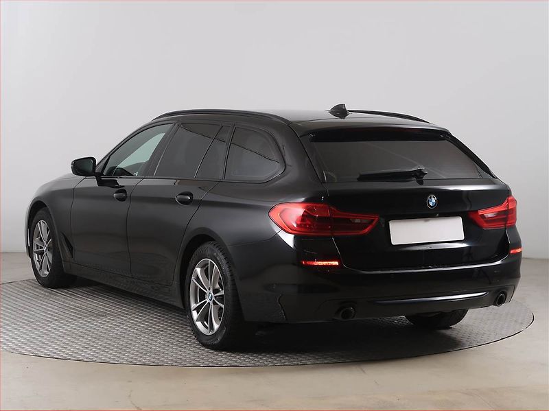 BMW Řada 5 (2019) 520d xDrive, 4X4, Automat - fotka 4 z 19