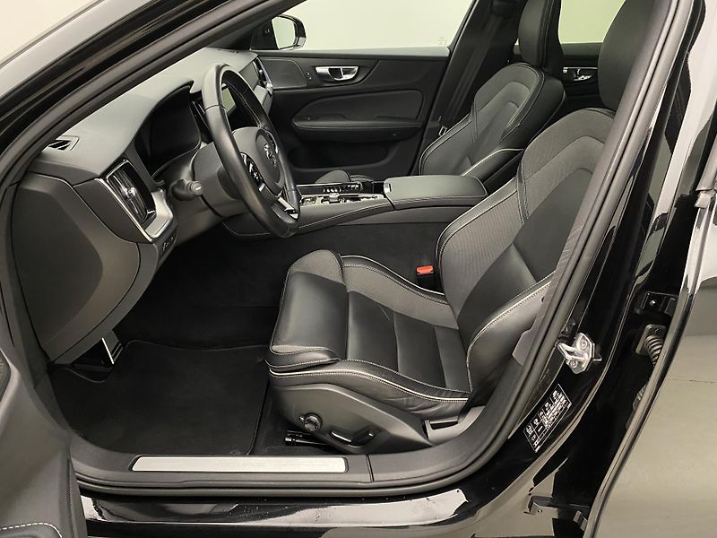 Volvo V60 T8 AWD RECHARGE R-DESIGN AUT - fotka 3 z 52