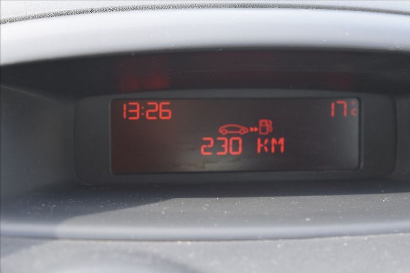 Citroën C3 1,4 i 54KW ALU NÍZKÝ NÁJEZD KM - fotka 26 z 35