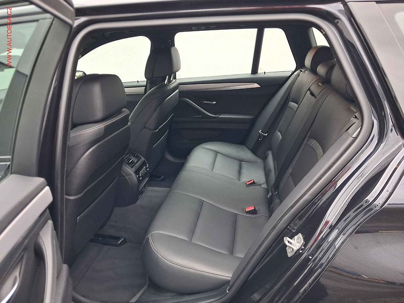 BMW Řada 5 (2015) 3.0 D M550d xDrive, AT, kůže - fotka 10 z 22