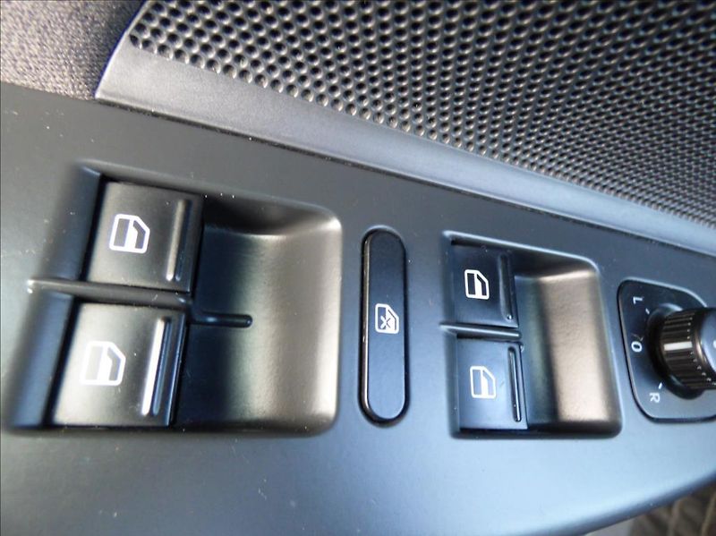 Volkswagen Golf 1,6 Digi Klima,Webasto  Tour - fotka 21 z 42