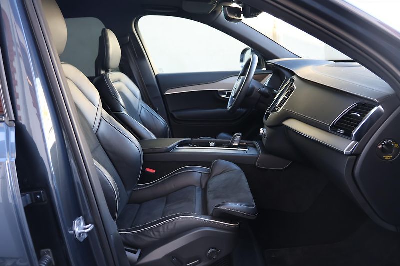 Volvo XC90 (2021) R-Design, B5 AWD mild hybrid - fotka 10 z 24