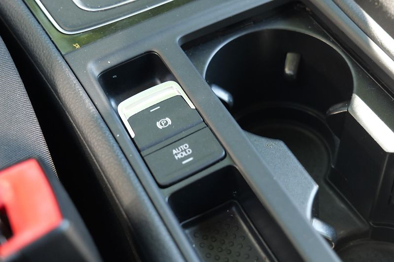 Volkswagen Golf 1.5 TSI DSG Highline LED ACC - fotka 22 z 29