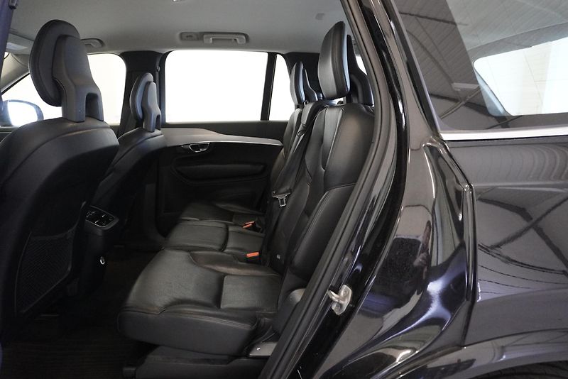 Volvo XC90 D5 MOMENTUM 4WD - fotka 25 z 33