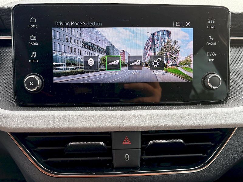Škoda Kamiq (2025) DSG 1.0 TSI / 85 kW / TOP SELE - fotka 14 z 32