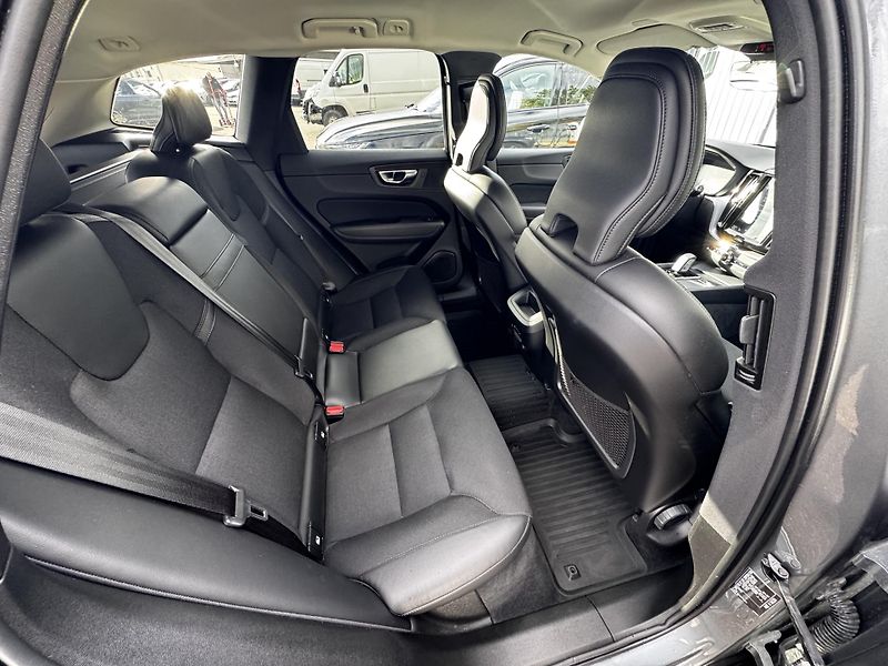 Volvo XC60 B5 AWD / ČR / 1. maj // výhřev - fotka 19 z 42