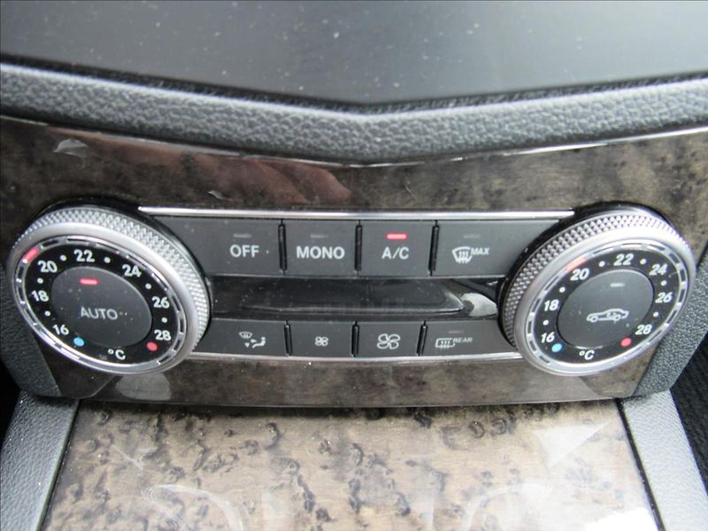 Mercedes-Benz Třídy C 2,5 i C 230 V6 150kW Automat - fotka 19 z 33