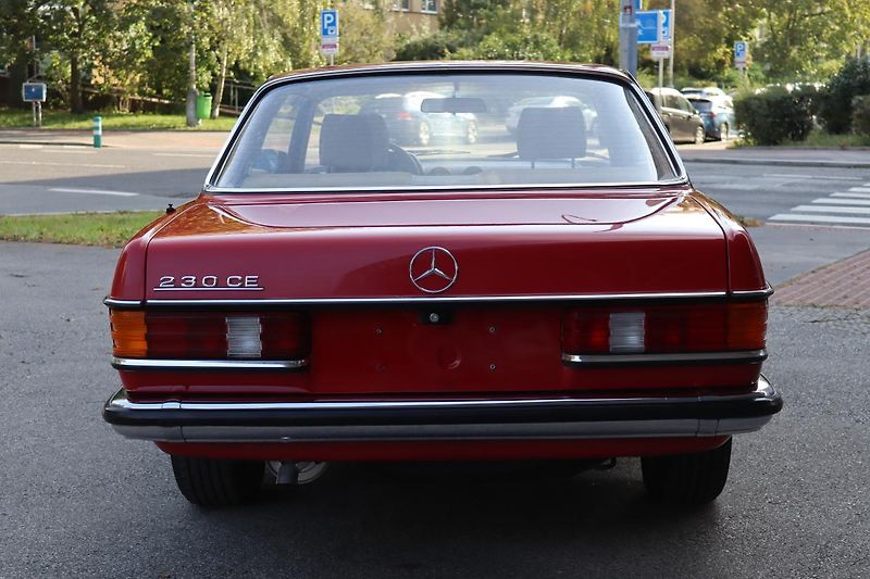 Mercedes-Benz 123 230CE KUPÉ AUTOMAT 100kW - fotka 12 z 48