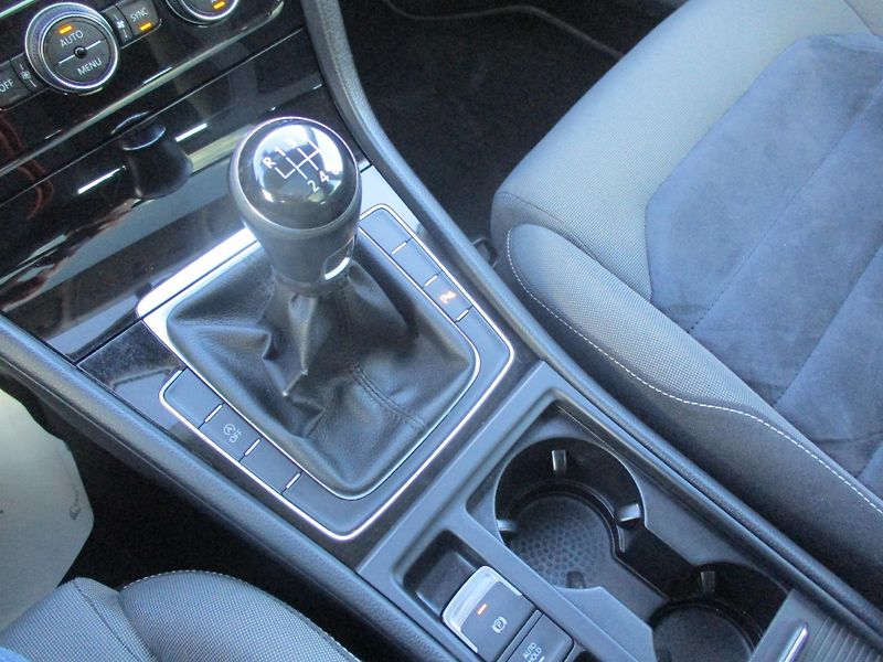 Volkswagen Golf 2.0TDi 110kW HIGHLINE L+Z PNEU - fotka 19 z 45