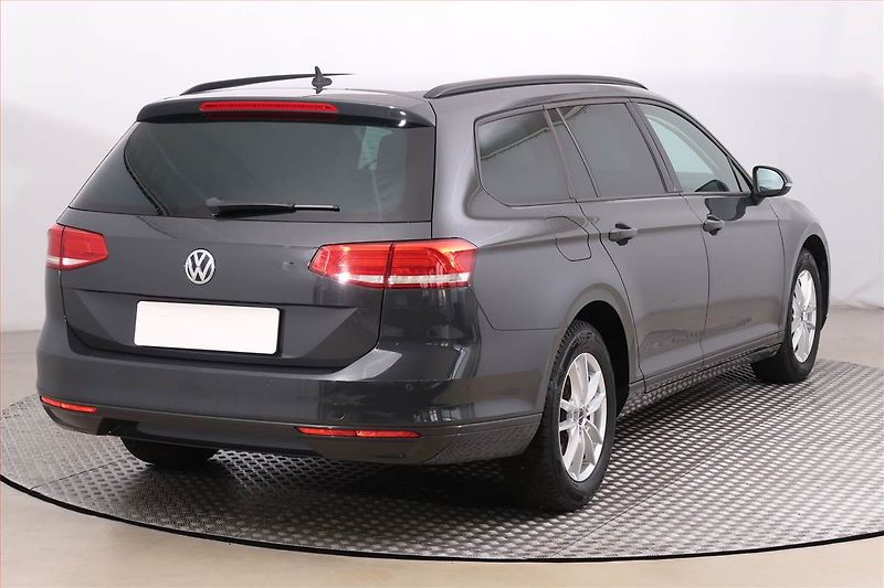 Volkswagen Passat (2018) 2.0 TDI, Automat, Navi - fotka 5 z 19