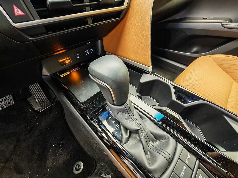 Toyota Camry 2.5 Hybrid Executive - fotka 35 z 39
