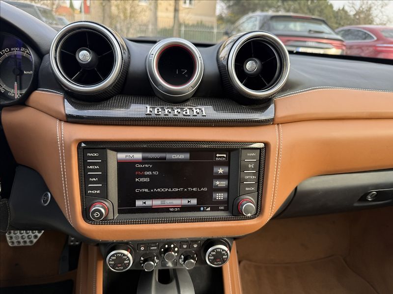 Ferrari California T 3,9 V8 412 kW - fotka 15 z 26