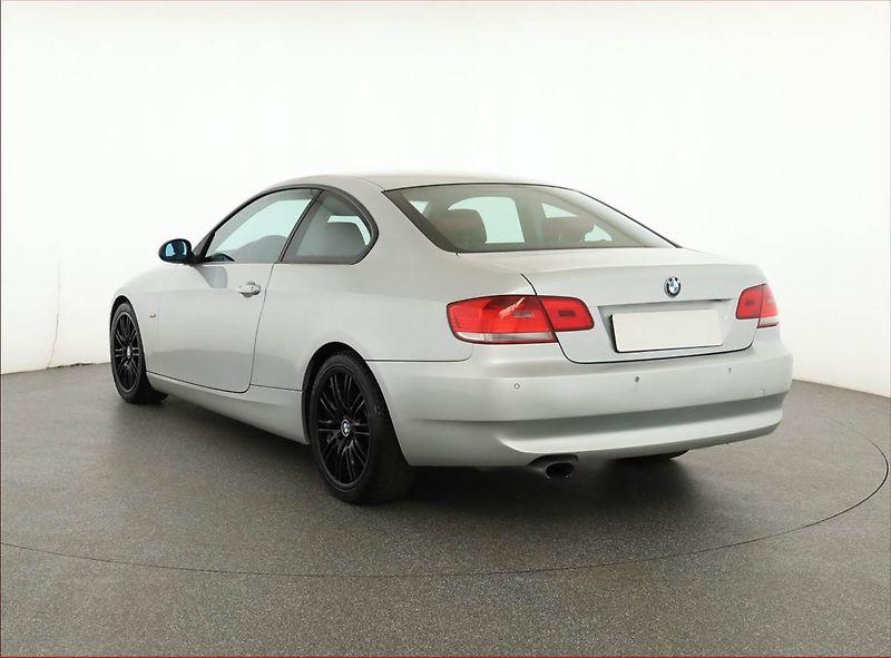 BMW Řada 3 (2008) 320 i, Xenony, Tempomat - fotka 4 z 16