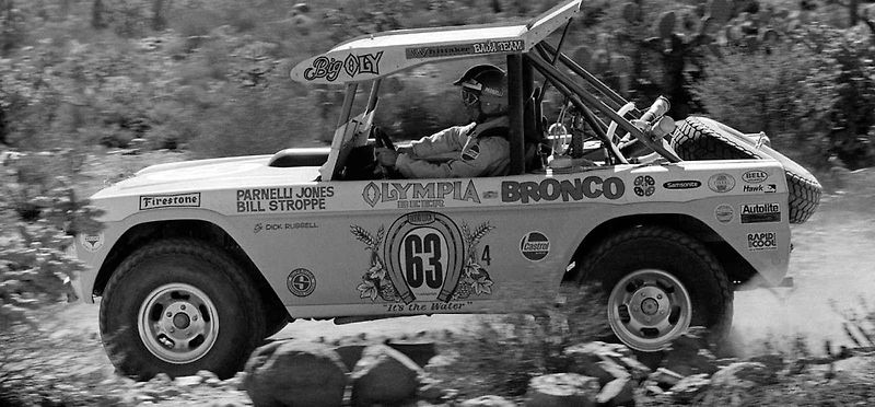 Parnelli Jones za volantem vozu Ford Mustang Boss 302.